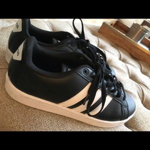 Adidas grand court size 10 shoes almost new